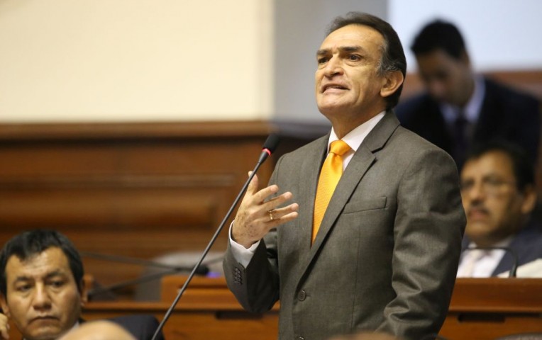 Denuncian intromisión de fujimorista Becerril en juicio por azucarera Denuncian intromisión de fujimorista Becerril en juicio por azucarera