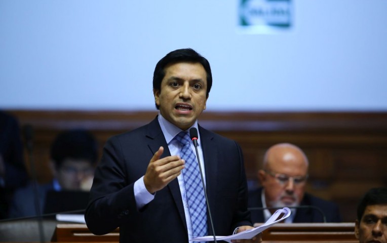 Gilbert Violeta propone que legisladores puedan renunciar al cargo